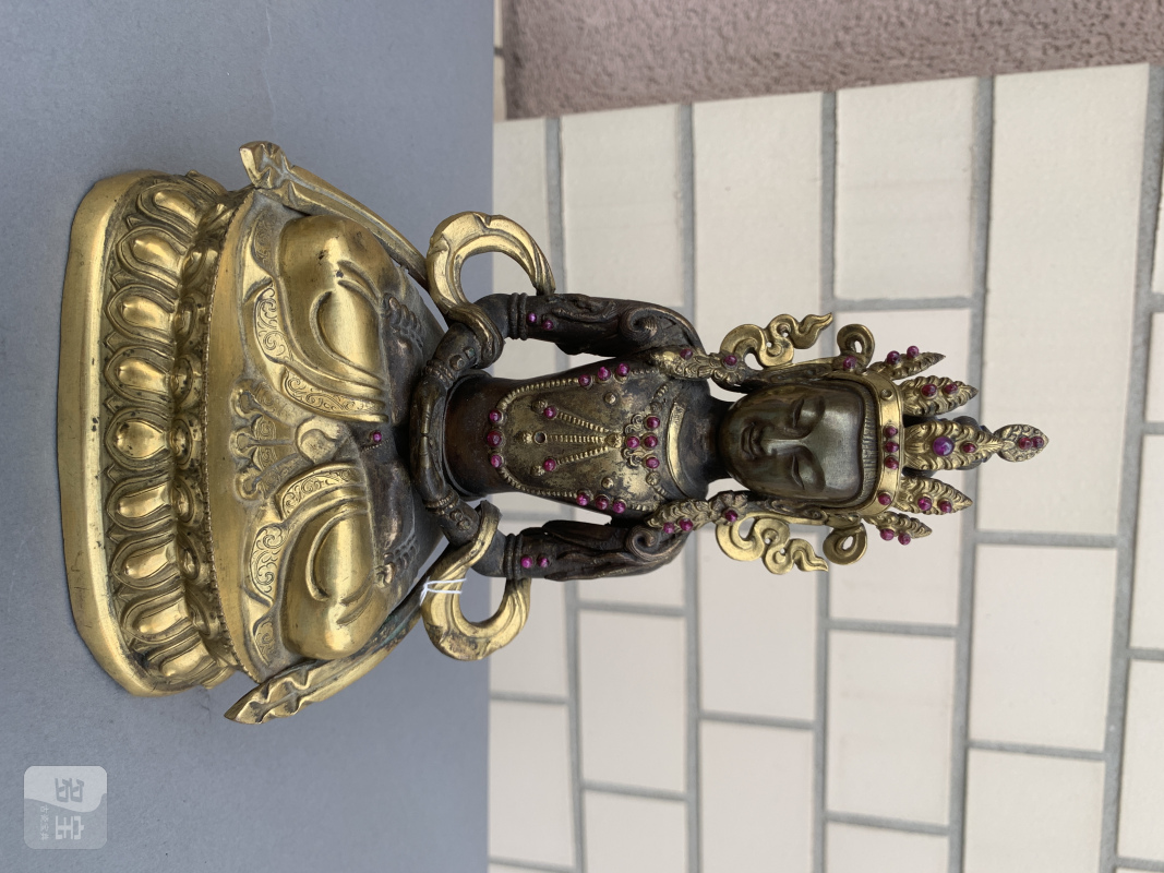 A part-gilt copper repoussé figure of Amitayus with glass and stone inlays - 图6
